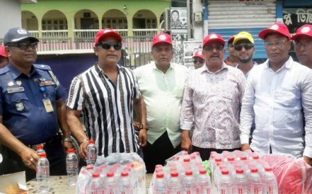 প্রচন্ড গরমে নড়াইলে খাবার পানি, স্যালাইন ও ক্যাপ বিতরণ