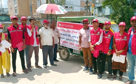 নড়াইলে শ্রমজীবীদের মাঝে ছাতা ক্যাপ ও পানি বিতরণ