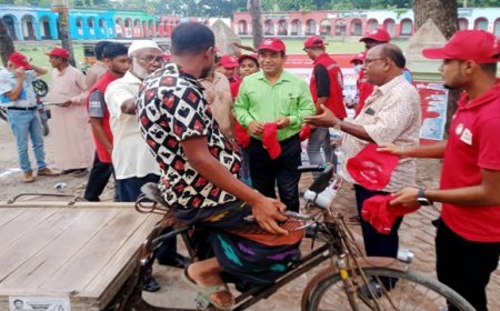 শ্রমজীবীদের মাঝে রেড ক্রিসেন্ট সোসাইটির পানি বিতরণ