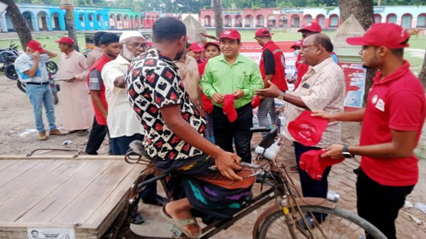 শ্রমজীবীদের মাঝে রেড ক্রিসেন্ট সোসাইটির পানি বিতরণ