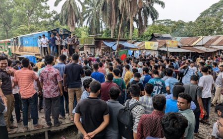 বাংলা ব্লকেডের অংশ হিসেবে বাকৃবিতে রেলপথ অবরোধ