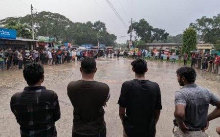 বৃষ্টি উপেক্ষা করে বাকৃবিতে শিক্ষার্থীদের বিক্ষোভ