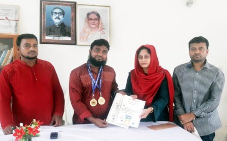কবিতায় দেশসেরা পুরস্কার পেলেন কবি উজির
