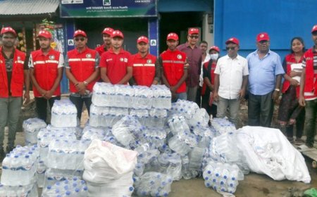 নড়াইলে ১০ হাজার লিটার পানি, ক্যাপ ও ছাতা বিতরণ
