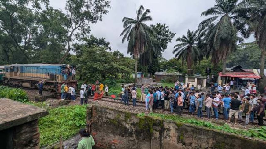 দুই ঘন্টা অবরোধের পর বাকৃবিতে ট্রেন ছাড়ল শিক্ষার্থীরা