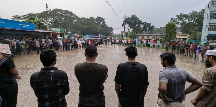 বৃষ্টি উপেক্ষা করে বাকৃবিতে শিক্ষার্থীদের বিক্ষোভ