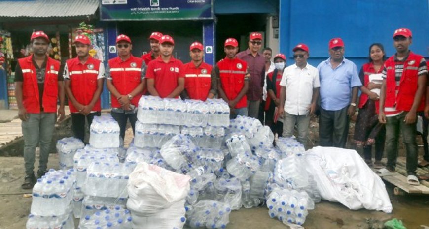 নড়াইলে ১০ হাজার লিটার পানি, ক্যাপ ও ছাতা বিতরণ