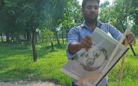 সময়ের সাথে দল পাল্টে পোড়ালেন হাসিনা ও বঙ্গবন্ধুর ছবি!