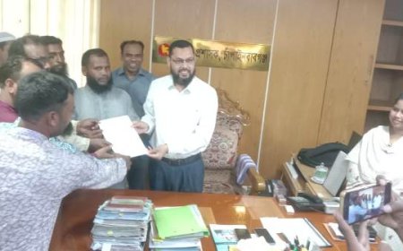 পদ্মা নদীতে অবৈধ বালু উত্তোলন: চাঁপাইনবাবগঞ্জে মানববন্ধন