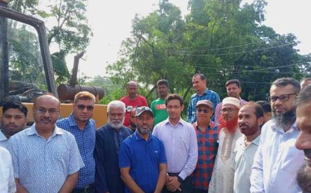 আবর্জনা মুক্ত হচ্ছে সৃজনী ব্রিজ সংলগ্ন পীরতলা খাল