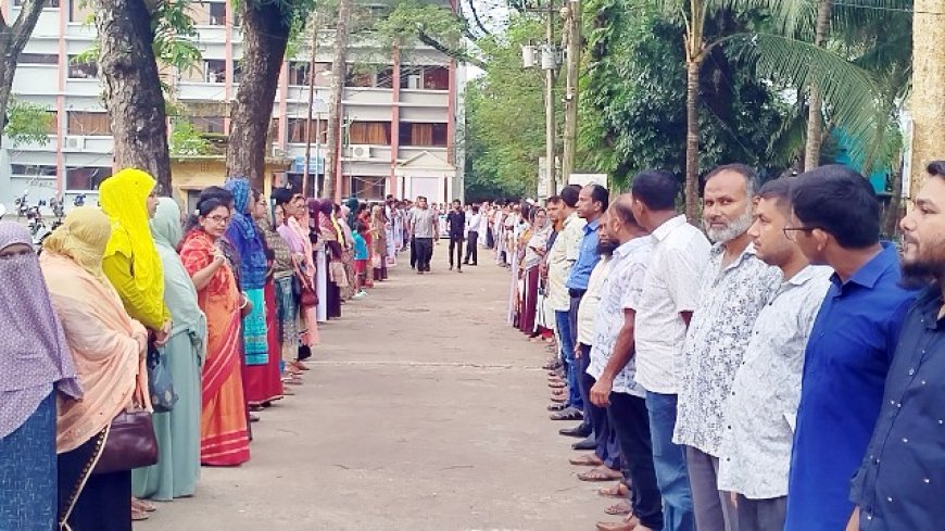 ১০ম গ্রেড বাস্তবায়নে কালিয়ায় প্রাথমিক শিক্ষকদের মানববন্ধন