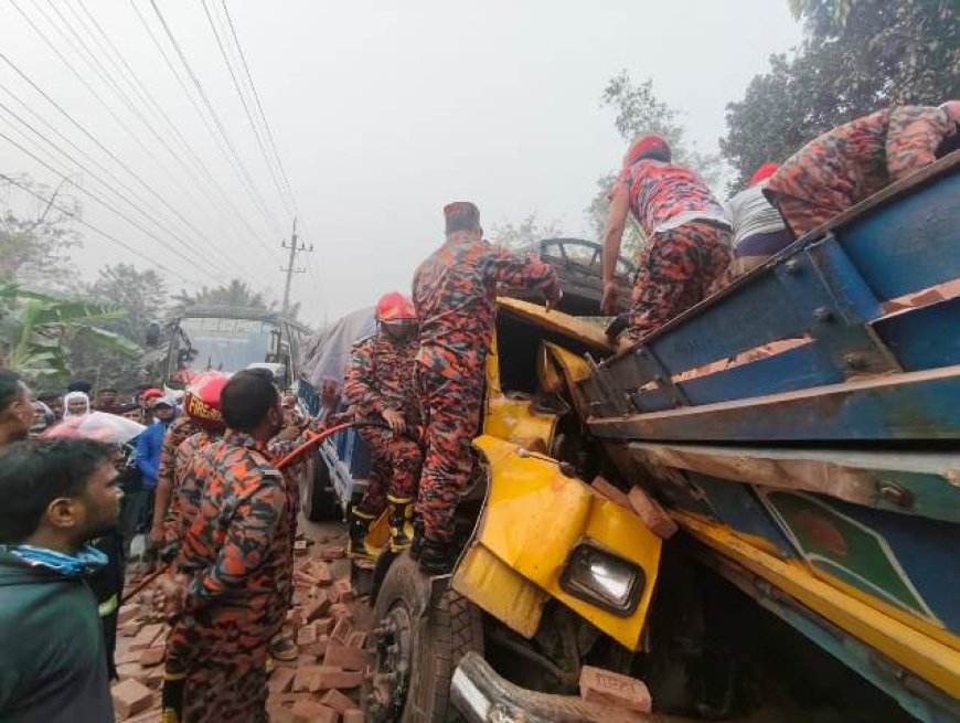 চাঁপাইনবাবগঞ্জে দু'টি ট্রাকের মুখোমুখি সংঘর্ষে চালক নিহত