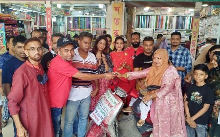 মুস্তারী কমপ্লেক্সের প্রথম পুরস্কার পেলেন এক গৃহিণী