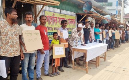 নড়াইলে হকার্স মার্কেট উচ্ছেদ চেষ্টার প্রতিবাদে মানববন্ধন
