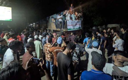 পিএসসি সংস্কারের দাবিতে বাকৃবিতে ট্রেন অবরোধ