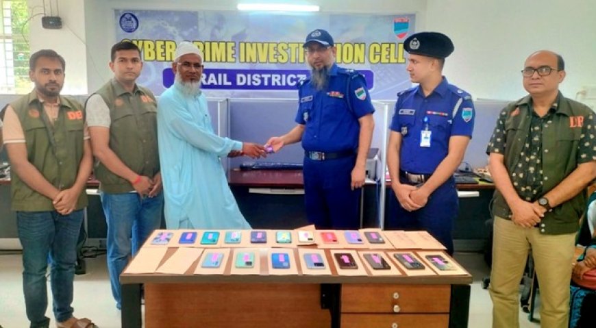 হারিয়ে যাওয়া মোবাইল ও টাকা হস্তান্তর করলেন পুলিশ সুপার