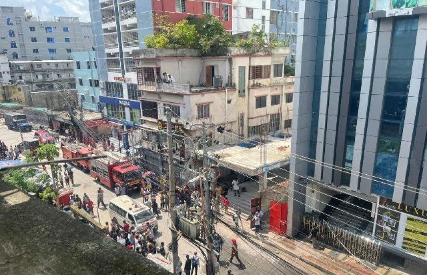 রাজশাহীর থিম ওমর প্লাজার আগুন নিয়ন্ত্রণে, অসুস্থ তিন জন