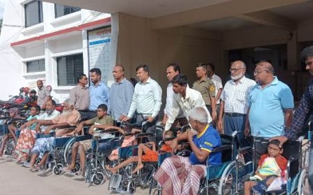 চাঁপাইনবাবগঞ্জে প্রতিবন্ধীদের মাঝে হুইল চেয়ার বিতরণ