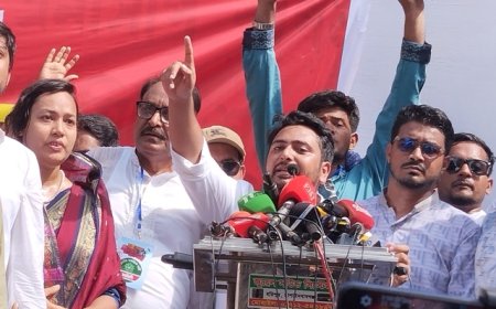 ‘চাঁপাইনবাবগঞ্জ মানে দেশ রক্ষায় সীমান্তে কাস্তে হাতে প্রস্তুত কৃষক‘