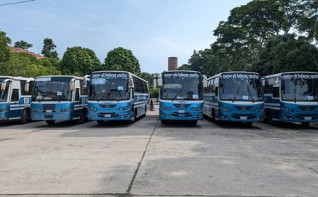 শিক্ষার্থী বাসে সিট নেই, দাঁড়িয়ে ফিরছেন বাকৃবির শিক্ষার্থীরা!