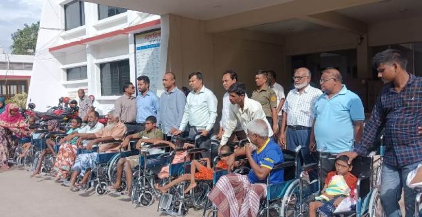 চাঁপাইনবাবগঞ্জে প্রতিবন্ধীদের মাঝে হুইল চেয়ার বিতরণ