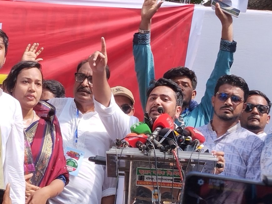 ‘চাঁপাইনবাবগঞ্জ মানে দেশ রক্ষায় সীমান্তে কাস্তে হাতে প্রস্তুত কৃষক‘