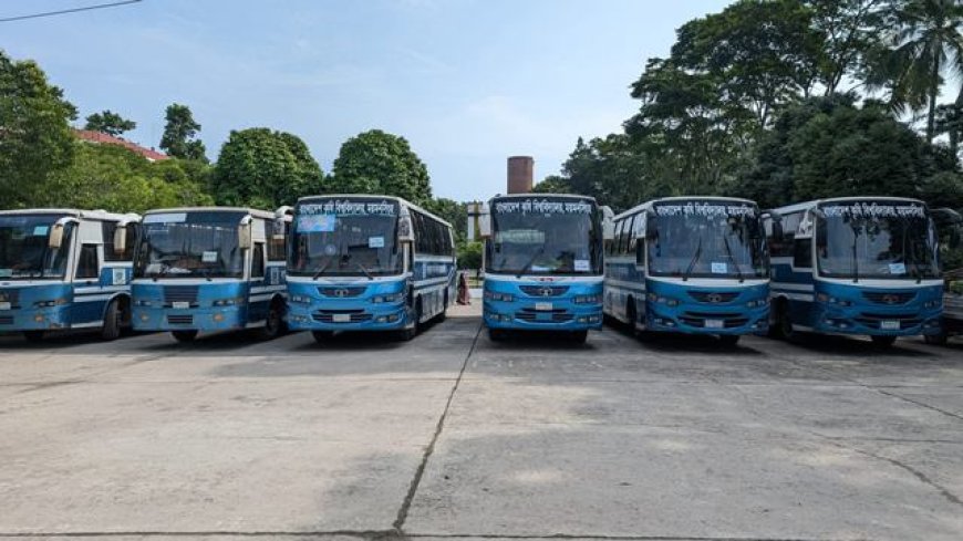 শিক্ষার্থী বাসে সিট নেই, দাঁড়িয়ে ফিরছেন বাকৃবির শিক্ষার্থীরা!