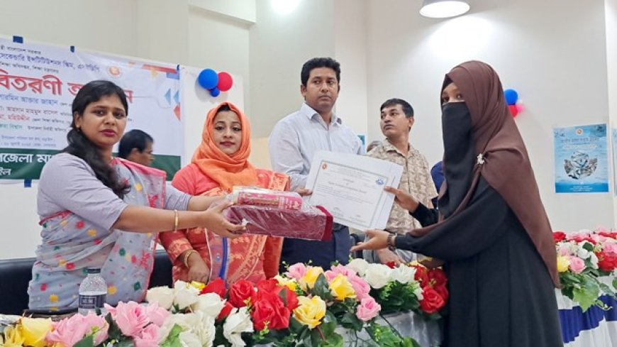 নড়াইলে মেধাবী শিক্ষার্থীদের ক্রেস্ট, সনদ ও সম্মানি প্রদান
