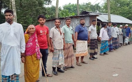 ৮৫ বছরের বৃদ্ধার জমি লিখে নিয়ে তাড়িয়ে দেয়ার প্রতিবাদ