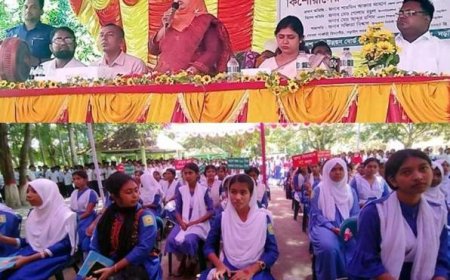 কিশোরী শিক্ষার্থীদের সঞ্চয়কৃত চেক ও শিক্ষা উপকরণ বিতরণ