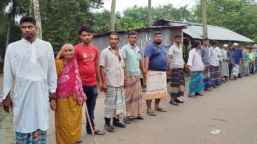 ৮৫ বছরের বৃদ্ধার জমি লিখে নিয়ে তাড়িয়ে দেয়ার প্রতিবাদ