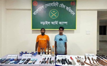 মুদি দোকানে মদ ও চোরাইকৃত ফোনের বেচাকেনা, আটক ২