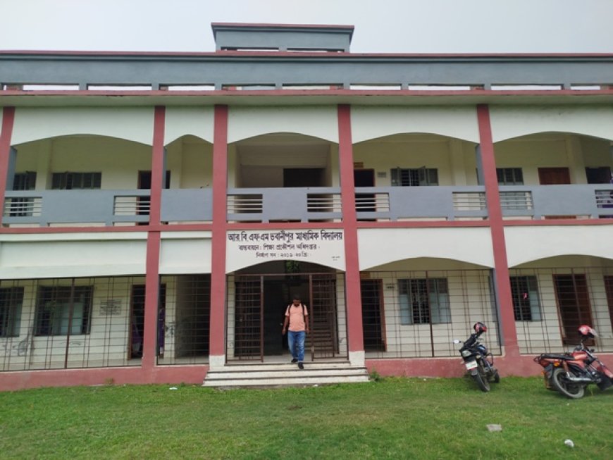 প্রধান শিক্ষক লাঞ্ছিত, সহকারী শিক্ষককে মারধরের অভিযোগ