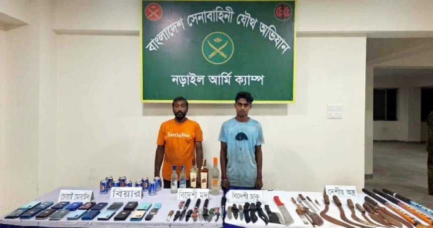 মুদি দোকানে মদ ও চোরাইকৃত ফোনের বেচাকেনা, আটক ২