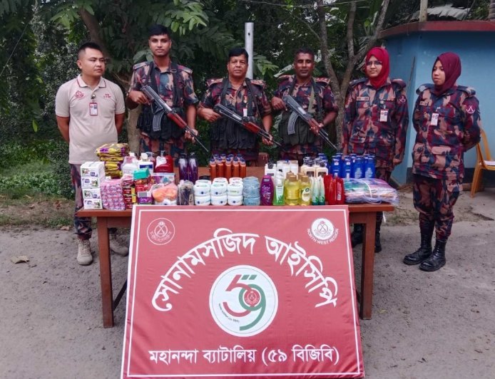 সীমান্তে পৃথক অভিযানে মদ, মোবাইল ও কসমেটিকস জব্দ