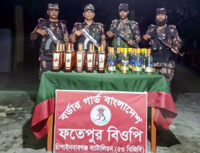 চাঁপাইনবাবগঞ্জে পুকুরে ডুবানো অবস্থায় ভারতীয় মদ জব্দ