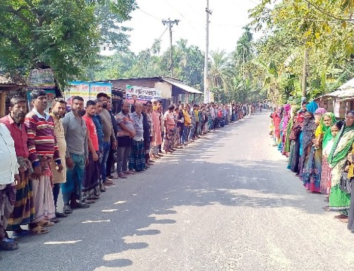 বণিক সমিতির দুই নেতাকে ফাঁসানোর প্রতিবাদে মানববন্ধন