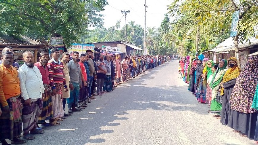 বণিক সমিতির দুই নেতাকে ফাঁসানোর প্রতিবাদে মানববন্ধন