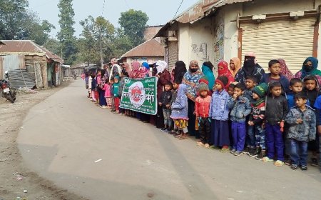 কিন্ডার গার্টেন পরিচালকের বিরুদ্ধে অনিয়মের অভিযোগে মানববন্ধন
