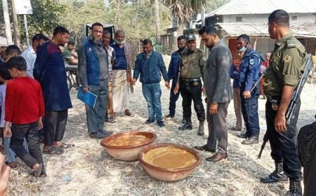 চারঘাটে অস্বাস্থ্যকর পরিবেশে পণ্য তৈরি, দুই মণ ভেজাল গুড় জব্দ