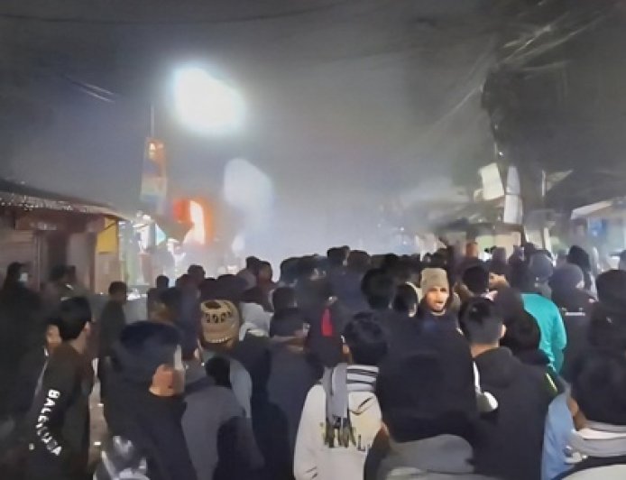 মধ্যরাতে বাকৃবিতে শিক্ষার্থীদের ওপর স্থানীয়দের হামলা, আহত ৫