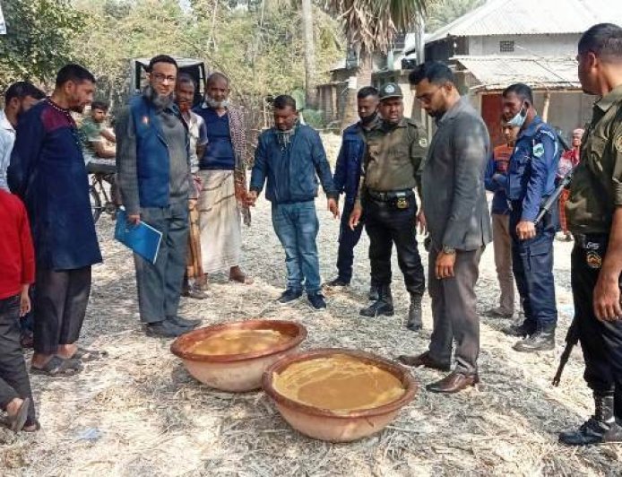 চারঘাটে অস্বাস্থ্যকর পরিবেশে পণ্য তৈরি, দুই মণ ভেজাল গুড় জব্দ