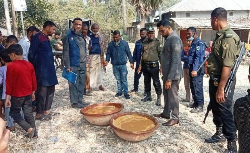চারঘাটে অস্বাস্থ্যকর পরিবেশে পণ্য তৈরি, দুই মণ ভেজাল গুড় জব্দ