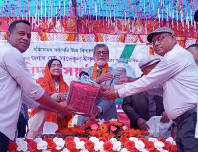 হরিমোহন বিদ্যালয়ের সহঃ প্রধান শিক্ষক ইসলামের বিদায় সংবর্ধনা