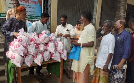 চাঁপাইনবাবগঞ্জে চা দোকান মালিক সমিতির ঈদ সামগ্রী বিতরণ