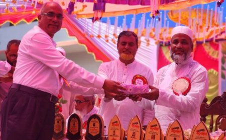 গোমস্তাপুরে এসএসসি পরীক্ষার্থীদের বিদায় সংবর্ধনা 