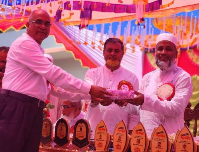 গোমস্তাপুরে এসএসসি পরীক্ষার্থীদের বিদায় সংবর্ধনা 