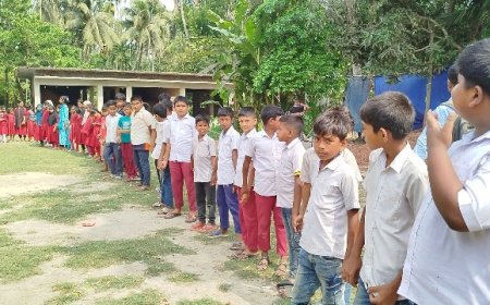 পূর্বকলাবাড়ীয়া বিদ্যালয়ের মাঠ দখল করে বাড়ি নির্মাণের প্রতিবাদ