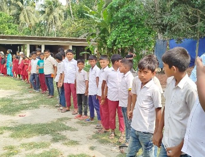 পূর্বকলাবাড়ীয়া বিদ্যালয়ের মাঠ দখল করে বাড়ি নির্মাণের প্রতিবাদ