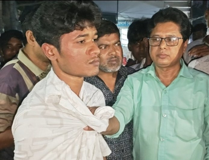 ভুয়া ডিবি পরিচয়ে চাঁদাবাজি সময় জনতার হাতে আটক